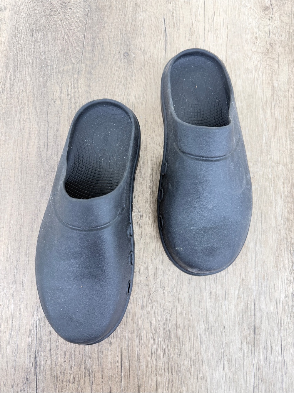 OOFOS Men's Black Slip-On Clogs